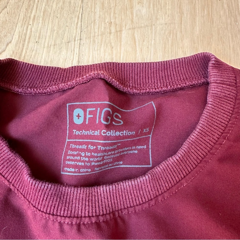 Figs burgundy Keji Crewneck scrub top women’s size XS - Picture 3 of 5